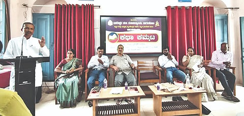 ಬಾಗಲಕೋಟೆ ನಗರದ ಬಿವಿವಿ ಸಂಘದ ಬಸವೇಶ್ವರ ಕಲಾ ಮಹಾವಿದ್ಯಾಲಯ ಕನ್ನಡ, ಇಂಗ್ಲಿಷ್ ಸ್ನಾತಕೋತ್ತರ ವಿಭಾಗಗಳು, ಕನ್ನಡ ನುಡಿ ವೇದಿಕೆ ಹಾಗೂ ಐಕ್ಯೂಎಸ್‌ಸಿ ಸಹಯೋಗದಲ್ಲಿ ಹಮ್ಮಿಕೊಂಡಿದ್ದ 'ಕಥಾ ಕಮ್ಮಟ' ಕಾರ್ಯಕ್ರಮದಲ್ಲಿ ಕಥೆಗಾರ ಲಕ್ಷ್ಮಣ ಬಾದಾಮಿ ಮಾತನಾಡಿದರು. ಪ್ರಾಚಾರ್ಯ ಪ್ರೊ. ಎಸ್.ಆರ್. ಮುಗನೂರಮಠ, ಕಥೆಗಾರ ಮಲ್ಲಿಕಾರ್ಜುನ ಸಜ್ಜನ, ಕಥೆಗಾರ್ತಿ ಮುರ್ತುಜಾ ಬೇಗಂ ಕೊಡಗಲಿ ಇತರರು ಇದ್ದರು.