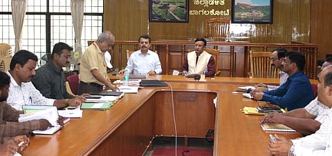  ಬಾಗಲಕೋಟೆ ಜಿಲ್ಲಾಽಕಾರಿಗಳ ಸಭಾಂಗಣದಲ್ಲಿ ಶುಕ್ರವಾರ ಸಂಜೆ ಸಕ್ಕರೆ ಕಾರ್ಖಾನೆ ಮಾಲಿಕರ, ವ್ಯವಸ್ಥಾಪಕ ನಿರ್ದೇಶಕರೊಂದಿಗೆ ಜರುಗಿದ ಸಭೆಯ ಅಧ್ಯಕ್ಷತೆ ವಹಿಸಿ ಜಿಲ್ಲಾಽಕಾರಿ ಸಂಗಪ್ಪ ಎಂ. ಮಾತನಾಡಿದರು.