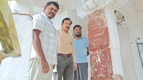  ಅಮೀನಗಡದಲ್ಲಿ ಚಾಲುಕ್ಯರ ದೇವಾಲಯ, ರಾಜ ಲಾಂಛನ ಪತ್ತೆಯಾಗಿರುವುದು. ಶಿಕ್ಷಕ ಮಲ್ಲಿಕಾರ್ಜುನ ಸಜ್ಜನ, ಡಾ. ಪ್ರಮೋದ ಮಠಪತಿ, ಮಲ್ಲಿಕಾರ್ಜುನ ಜಿಗಳೂರ, ವೀರಣ್ಣ ಹಿರೇಮಠ ಇದ್ದರು.