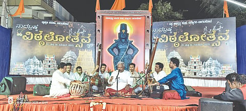 ಬಾಗಲಕೋಟೆ ನಗರದ ವಿದ್ಯಾಗಿರಿ ವಿಪ್ರ ರಾಘವೇಂದ್ರಸ್ವಾಮಿಗಳ ಮಠದ ಆವರಣದಲ್ಲಿ ಶನಿವಾರ ಸಂಜೆ ಹಮ್ಮಿಕೊಂಡಿದ್ದ ನಾದಬ್ರಹ್ಮ ವಿಠ್ಠಲೋತ್ಸವ ಕಾರ್ಯಕ್ರಮದಲ್ಲಿ ಪಂ. ವೆಂಕಟೇಶಕುಮಾರ ಅವರ ಗಾಯನ ಗಮನ ಸೆಳೆಯಿತು.