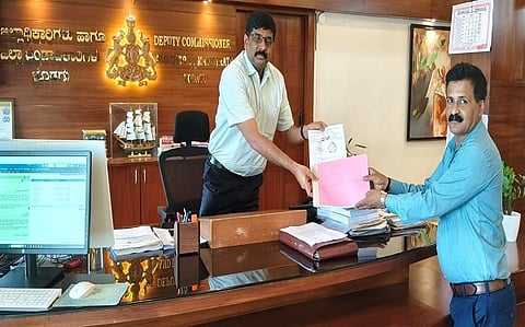 ಎಸ್.ಜೆ.ಸೋಮಶೇಖರ್ ಅವರಿಗೆ ಬೂತ್ ಲೆವಲ್ ಏಜೆಂಟ್-೨ ಪಟ್ಟಿಯನ್ನು ತೆನ್ನಿರ ಮೈನಾ ಅವರು ಮಂಗಳವಾರ ಸಲ್ಲಿಸಿದರು.