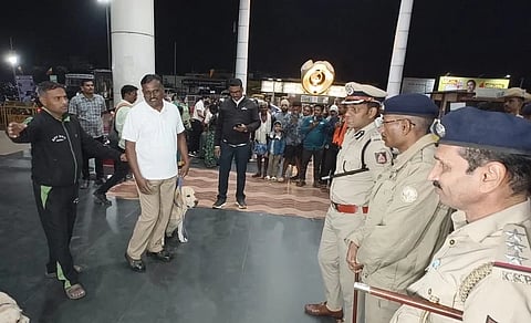 ಹುಬ್ಬಳ್ಳಿಯ ರೈಲು ನಿಲ್ದಾಣದಲ್ಲಿ ಪೊಲೀಸರಿಂದ ಪರಿಶೀಲನೆ