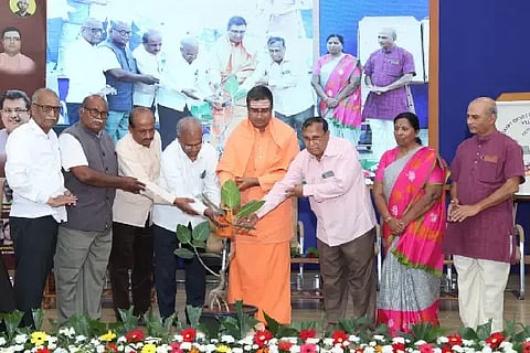 ವಿಜಯಪುರ ನಗರದ ಬಿಎಲ್ಡಿಇ ಡೀಮ್ಡ್ ವಿಶ್ವ ವಿದ್ಯಾಲಯದ ಶ್ರೀ ಬಿ. ಎಂ. ಪಾಟೀಲ ವೈದ್ಯಕೀಯ ಮಹಾವಿದ್ಯಾಲಯ ಗ್ರಂಥಾಲಯ ಸಭಾಂಗಣದಲ್ಲಿ ಡಾ. ಎಂ. ಎಂ. ಕಲಬುರ್ಗಿ ಸಮಗ್ರ ಸಾಹಿತ್ಯ-40 ಸಂಪುಟಗಳ ಲೋಕಾರ್ಪಣೆ ಅಂಗವಾಗಿ ಆಯೋಜಿಸಲಾಗಿದ್ದ ವಿಚಾರ ಸಂಕಿರಣವನ್ನು ಮೈಸೂರಿನ ಕುಂದೂರು ಮಠದ ಡಾ. ಶರತಚಂದ್ರ ಸ್ವಾಮಿಗಳು ಉದ್ಘಾಟಿಸಿದರು. ಸಂಶೋಧಕರಾದ ಡಾ. ವೀರಣ್ಣ ರಾಜೂರ, ಡಾ. ಎಸ್. ಕೆ. ಕೊಪ್ಪ, ಡಾ. ಗುರುಪಾದ ಮರಿಗುದ್ದಿ ಮತ್ತಿತರರಿದ್ದಾರೆ.