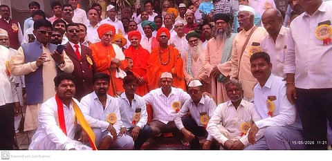 ಬೀಳಗಿ ಪಟ್ಟಣದ ಕಂಬಾರ ಗಲ್ಲಿ ಹುಸೇನಪೀರ ದೇವಸ್ಥಾನದ ಲೋಕಾರ್ಪಣೆ ಹಾಗೂ ಸಮುದಾಯ ಭವನ ಉದ್ಘಾಟನೆ ಕಾರ್ಯಕ್ರಮದಲ್ಲಿ ರುದ್ರಮುನಿ ಶಿವಾಚಾರ್ಯಗಳು, ಸೂಪಿ ಸಯ್ಯದಬಾಷಾ ಸಾಹೇಬ,ಶಿವಾನಂದ ದೇವರು ಹಾಗೂ ಗ್ರಾಮದ ಪ್ರಮುಖರು ಇದ್ದರು.