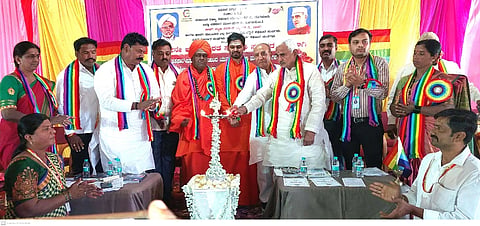 ಬೀಳಗಿ ತಹಸೀಲ್ದಾರ ಕಾರ್ಯಾಲಯದ ಎದುರಿಗೆ ರೈತರು ಮಂಗಳವಾರ ಪ್ರತಿಭಟನೆ ನಡೆಸಿದರು. ರೈತ ಮುಖಂಡರಾದ ಈರಪ್ಪ ಹಂಚಿನಾಳ, ಸಿದ್ದಪ್ಪ ಬಳಗಾನೂರ, ಮಲ್ಲಪ್ಪ ಬಾವಿ, ಶಿವನಗೌಡ ಪಾಟೀಲ, ಡಿ.ಎಂ. ನದಾ, ಪರಶುರಾಮ ಮಂಟೂರ, ಸದಾಶಿವ ಆಗೋಜಿ, ರಾಜೇಂದ್ರ ಪಾಟೀಲ, ಗೋವಿಂದಪ್ಪ ಸೊಕನಾದಗಿ, ಬಸು ಹಲಕಿ, ಸಿದ್ದು ದುಲಾರಿ, ಎಂ. ಎಸ್. ಧೂಪದ ಇತರರಿದ್ದರು.
