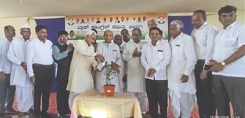 ಬೀಳಗಿ ಕಾಂಗ್ರೆಸ್ ಪಕ್ಷದ ಕಾರ್ಯಾಲಯದಲ್ಲಿ ನಡೆದ ಬ್ಲಾಕ್, ಬೂತ್‌ಮಟ್ಟದ ಬಿಎಲ್‌ಎಗಳ ಕಾರ್ಯಾಗಾರವನ್ನು ಶಾಸಕ ಜೆ.ಟಿ. ಪಾಟೀಲ ಉದ್ಘಾಟಿಸಿದರು. ಕೆಪಿಸಿಸಿ ಮಾಜಿ ಕಾರ್ಯದರ್ಶಿ ಬಸವಪ್ರಭು ಸರನಾಡಗೌಡ, ಹಣಮಂತ ಕಾಖಂಡಕಿ, ಮಲ್ಲಯ್ಯ ಕಂಬಿ, ಮಲ್ಲಪ್ಪ ಕಾಳಗಿ ಇತರರಿದ್ದರು.