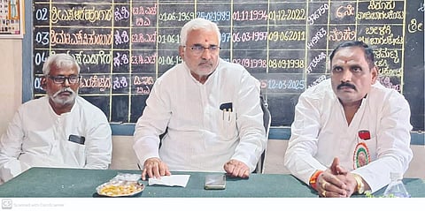 ಬೀಳಗಿ ತಾಲೂಕಿನ ಕೊರ್ತಿ ಗ್ರಾಮದ ಹಿರಿಯ ಸರ್ಕಾರಿ ಶಾಲೆಯಲ್ಲಿ ಸುದ್ದಿಗಾರರೊಂದಿಗೆ ಶಾಸಕ ಜೆ.ಟಿ. ಪಾಟೀಲ ಮಾತನಾಡಿದರು. ನ್ಯಾಯವಾದಿ ಜಿ.ಆರ್. ಪಾಟೀಲ, ಪಡಿಯಪ್ಪ ಕರಿಗಾರ ಇದ್ದರು.