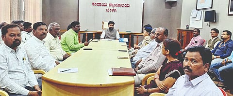  ಬೀಳಗಿ ತಹಸೀಲ್ದಾರ ಕಚೇರಿಯಲ್ಲಿ ಗಣರಾಜ್ಯೋತ್ಸವ ಪೂರ್ವಭಾವಿ ಸಭೆಯಲ್ಲಿ ತಹಸೀಲ್ದಾರ ವಿನೋದ ಹತ್ತಳ್ಳಿ ಅಧ್ಯಕ್ಷತೆ ವಹಿಸಿ ಮಾತನಾಡಿದರು. ಪಪಂ ಮುಖ್ಯಾಧಿಕಾರಿ ದೇವೇಂದ್ರ ಧನಪಾಲ, ಬಿಸಿಎಂ ಅಧಿಕಾರಿ ಮೀನಾಕ್ಷಿ ಕೋಟಿ, ಸಮಾಜ ಕಲ್ಯಾಣಾಧಿಕಾರಿ ಜಿ.ಎಸ್. ಗಡ್ಡದೇವರಮಠ, ಜಿ.ಪಂ. ಉಪವಿಭಾಗಾಧಿಕಾರಿ ಎಇಇ ಗೋವಿಂದ ಅರಳಿಕಟ್ಟಿ ಇತರರಿದ್ದರು.