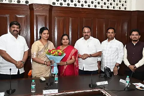 ಬೃಹನ್ ಮುಂಬೈ (BMC Visit) ಮಹಾನಗರ ಪಾಲಿಕೆಯ ಪ್ರಧಾನ ಕಚೇರಿಗೆ ಹು-ಧಾ ಮಹಾನಗರ ಪಾಲಿಕೆಯ ಮೇಯರ್ ಜ್ಯೋತಿ ಪಾಟೀಲ ನೇತೃತ್ವದ ನಿಯೋಗ ಗುರುವಾರ ಭೇಟಿ ನೀಡಿ ಅಲ್ಲಿಯ ಮೇಯರ್ ರಿತು ತಾವಡೆ ಅವರನ್ನು ಅಭಿನಂದಿಸಿತು. 