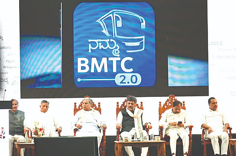 ವಿಧಾನಸೌಧದಲ್ಲಿ ನಡೆದ ನಮ್ಮ ಬಿಎಂಟಿಸಿ 2.0 ಆ್ಯಪ್​ ಬಿಡುಗಡೆ ಕಾರ್ಯಕ್ರಮದಲ್ಲಿ ಮುಖ್ಯಮಂತ್ರಿ ಡಿ.ಕೆ. ಶಿವಕುಮಾರ್​, ಉಪ ಮುಖ್ಯಮಂತ್ರಿ ಜಿ. ಪರಮೇಶ್ವರ, ಮಾಜಿ ಮುಖ್ಯಮಂತ್ರಿ ಸಿದ್ದರಾಮಯ್ಯ, ಸಚಿವರಾದ ಯು.ಟಿ. ಖಾದರ್​, ಕೆ.ಎಚ್​. ಮುನಿಯಪ್ಪ ಮತ್ತಿತರರು ಇದ್ದರು.