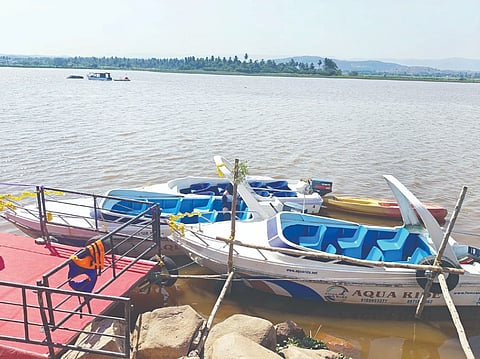 ಕಮಲಾಪುರ ಕೆರೆಯಲ್ಲಿ ವಿಹಾರಿಗಳಿಲ್ಲದೆ ಖಾಲಿ ನಿಂತಿರುವ ದೋಣಿಗಳು