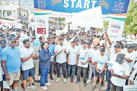 boi walk ಹುಬ್ಬಳ್ಳಿಯ ತೋಳನಕೆರೆ ಸರ್ಕಲ್​ನಲ್ಲಿ ಭಾನುವಾರ ಬ್ಯಾಂಕ್​ ಆಫ್​  ಇಂಡಿಯಾ ವತಿಯಿಂದ ಏರ್ಪಡಿಸಿದ್ದ ವಾಕ್​ಥಾನ್​ಗೆ ಜಿಲ್ಲಾಧಿಕಾರಿ ಸ್ನೇಹಲ್​ ಆರ್​. ಚಾಲನೆ ನೀಡಿದರು. ತಾರಿಣಿ ಚರಣ್​ ಸಾಹು, ಅಭಿನವ್​ ಪಾಂಡೆ, ಇತರರು ಇದ್ದರು.