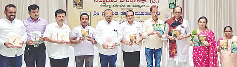 ಹೊನ್ನಾವರದಲ್ಲಿ ಆಯೋಜಿಸಿದ್ದ ಕಾರ್ಯಕ್ರಮದಲ್ಲಿ ಪ್ರಶಾಂತ ಮೂಡಲಮನೆ ಅವರ ಐದು ಪುಸ್ತಕಗಳನ್ನು ವಿನಾಯಕ ಹೆಗಡೆ, ಡಾ. ಶ್ರೀಪಾದ ಶೆಟ್ಟಿ, ಕೃಷ್ಣಮೂರ್ತಿ ಭಟ್, ಜಿ.ಯು. ಭಟ್, ಎಸ್.ಎಚ್. ಗೌಡ , ಇತರರು ಬಿಡುಗಡೆಗೊಳಿಸಿದರು.
