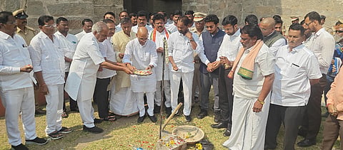 ರಾಯಚೂರಿನ ಕೋಟೆ ಪ್ರದೇಶದ ಬಯಲು ವಾಚನಾಲಯ ಸ್ಥಳದಲ್ಲಿ ಮಹಾನಗರ ಪಾಲಿಕೆಯಿಂದ ಹಮ್ಮಿಕೊಂಡಿದ್ದ ಕೋಟೆಯ ದೀಪಾಲಂಕಾರ ಕಾಮಗಾರಿಗೆ ಶುಕ್ರವಾರ ಜಿಲ್ಲಾ ಉಸ್ತುವಾರಿ ಸಚಿವ ಡಾ.ಶರಣಪ್ರಕಾಶ ಪಾಟೀಲ್ ಚಾಲನೆ ನೀಡಿದರು. ಸಣ್ಣ ನೀರಾವರಿ ಸಚಿವ ಎನ್.ಎಸ್.ಬೋಸರಾಜು, ಶಾಸಕರಾದ ಬಸನಗೌಡ ದದ್ದಲ್, ಡಾ.ಶಿವರಾಜ ಪಾಟೀಲ್, ಜಿ.ಹಂಪಯ್ಯ ನಾಯಕ, ಎಂಎಲ್ಸಿ ಎ.ವಸಂತಕುಮಾರ, ಎಪಿಎಂಸಿ ಅಧ್ಯಕ್ಷ ಮಲ್ಲಿಕಾರ್ಜುಗೌಡ, ಜಿಲ್ಲಾಧಿಕಾರಿ ಕೆ.ನಿತೀಶ್, ಜಿಪಂ ಸಿಇಓ ಈಶ್ವರ ಕುಮಾರ ಕಾಂದೂ, ಮಹಾನಗರ ಪಾಲಿಕೆ ಆಯುಕ್ತ ಜುಬಿನ್ ಮೊಹಪಾತ್ರ ,ಎಸ್ಪಿ  ಅರುಣಾಂಗ್ಶು ಗಿರಿ ಇದ್ದರು.