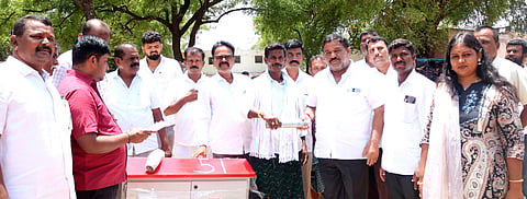 ಬಾಗೇಪಲ್ಲಿ ತಾಲೂಕು ಪಂಚಾಯಿತಿ ಆವರಣದಲ್ಲಿ ಗಂಗಾ ಕಲ್ಯಾಣ ಯೋಜನೆ ಲಾನುಭವಿಗಳಿಗೆ ಶಾಸಕ ಎಸ್​.ಎನ್​.ಸುಬ್ಬಾರೆಡ್ಡಿ ಸಲಕರಣೆ ವಿತರಿಸಿದರು.