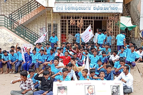 ಬಡ ವಿದ್ಯಾರ್ಥಿಗಳ ಆಹಾರ ಪದಾರ್ಥಗಳನ್ನು ಕಾಳಸಂತೆಯಲ್ಲಿ ಮಾರಾಟ ಮಾಡಿ ಕಳಪೆ ಗುಣಮಟ್ಟದ ಆಹಾರ ನೀಡುತ್ತಿರುವ  ಮುಖ್ಯಶಿಕ್ಷಕನ ವಿರುದ್ಧ ಕಾನೂನು ಕ್ರಮ ಜರುಗಿಸಬೇಕು ಎಂದು ಒತ್ತಾಯಿಸಿ ಎಸ್​ಎ್​ಐ ಕಾರ್ಯಕರ್ತರು ಹಾಗೂ ವಿದ್ಯಾರ್ಥಿಗಳು ಬಾಗೇಪಲ್ಲಿ ಸಾರ್ವಜನಿಕ ಶಿಕ್ಷಣ ಇಲಾಖೆ ಮುಂದು ಪ್ರತಿಭಟನೆ ನಡೆಸಿದರು.
