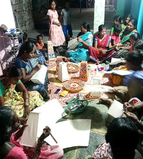 ಬಾಗೇಪಲ್ಲಿ ತಾಲೂಕಿನ ಜೀಕವಾಂಡ್ಲಪಲ್ಲಿ ಗ್ರಾಮದ ಮಾರುತಿ ಸ್ವಸಹಾಯ ಸಂಘದ ಮಹಿಳಾ ಸದಸ್ಯರು ಕರಕುಶಲ ವಸ್ತುಗಳನ್ನು ಸಿದ್ಧಪಡಿಸುತ್ತಿರುವುದು. 