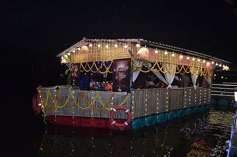 ತುಮಕೂರಿನ ಅಮಾನಿಕೆರೆ ಅಂಗಳದಲ್ಲಿ ಆಯೋಜಿಸಿದ್ದ ಬೋಟ್​ ಪೆರೇಡ್​ನಲ್ಲಿ ಡಾ.ಜಿ.ಪರಮೇಶ್ವರ, ಶುಭಕಲ್ಯಾಣ್​, ಬಿ.ವಿ.ಅಶ್ವಿಜಾ ಮತ್ತಿತರರು ಇದ್ದರು.
