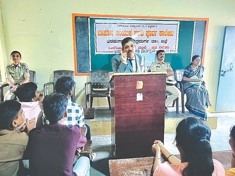 ಭರಮಸಾಗರ ಬಾಪೂಜಿ ಪದವಿ ಪೂರ್ವ ಕಾಲೇಜಿನಲ್ಲಿ ಆಯೋಜಿಸಿದ್ದ ಕಾನೂನು ಅರಿವು ನೆರವು ಕಾರ್ಯಕ್ರಮದಲ್ಲಿ ಹಿರಿಯ ಸಿವಿಲ್ ನ್ಯಾಯಾಧೀಶ, ಜಿಲ್ಲಾ ಕಾನೂನು ಸೇವೆಗಳ ಪ್ರಾಧಿಕಾರದ ಸದಸ್ಯ ಕಾರ್ಯದರ್ಶಿ ಡಿ.ಕೆ. ಸುಧೀನ್ ಕುಮಾರ್ ಮಾತನಾಡಿದರು. ಪಿ. ಪ್ರಸಾದ್, ಎಂ.ಟಿ. ಮಂಜುಳ, ಡಾ.ಎನ್. ಮಮತಾ ಇತರರು ಇದ್ದರು. awareness