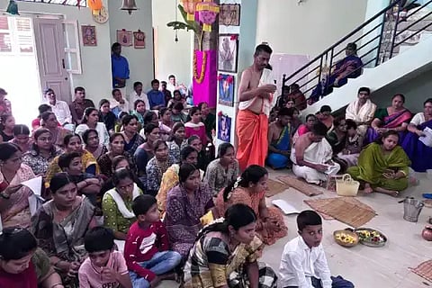 ಭರಮಸಾಗರದ ದೊಡ್ಡಪೇಟೆ ಶ್ರೀರಾಘವೇಂದ್ರ ಕೃಪಾಶ್ರಮದಲ್ಲಿ ಭಾನುವಾರ ಅಧಿಕ ಮಾಸದ ಪ್ರಯುಕ್ತ ರಾಯರ ಬೃಂದಾವನಕ್ಕೆ ವಿಶೇಷ ಪೂಜೆ, ಅಲಂಕಾರ ಸೇವೆ ನಡೆಯಿತು.