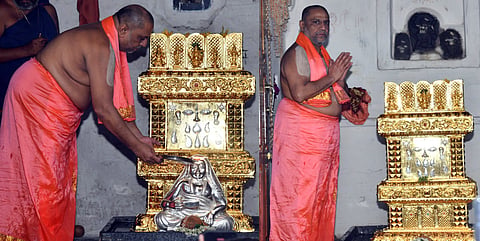 ಗುತ್ತಲ ಸಮೀಪದ ಹೊಸರಿತ್ತಿಯ ಶ್ರೀ ರಾಘವೇಂದ್ರ ಸ್ವಾಮಿಗಳ ಮಠದಲ್ಲಿ ಗುರುರಾಜರ ಏಕಾಂತಭಕ್ತರಾಗಿದ್ದ ವಿಭೂತಿಪುರುಷ ಶ್ರೀ ಸುಶೀಲೇಂದ್ರತೀರ್ಥರ ಆರಾಧನಾ ಶತಮಾನೋತ್ಸವ ಅಂಗವಾಗಿ ಶ್ರೀ ಧೀರೇಂದ್ರ ತೀರ್ಥರು ಹಾಗೂ ಶ್ರೀ ಸುಶೀಲೇಂದ್ರ ತೀರ್ಥರ ಮೂಲ ಬೃಂದಾವನಗಳಿಗೆ ಮಂತ್ರಾಲಯದ ಶ್ರೀ ರಾಘವೇಂದ್ರಸ್ವಾಮಿ ಮಠದ ಪೀಠಾಧಿಪತಿ ಶ್ರೀ ಸುಬುಧೇಂದ್ರತೀರ್ಥ ಸ್ವಾಮೀಜಿ ಸುವರ್ಣ ಕವಚಗಳನ್ನು ಶುಕ್ರವಾರ ಸರ್ಮಪಿಸಿದರು.