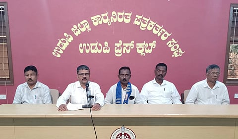ಉಡುಪಿಯ ಜಿಲ್ಲಾ ಪತ್ರಿಕಾ ಭವನದಲ್ಲಿ  ಮಂಜುನಾಥ್​ ವಿ. ಮಾತನಾಡಿದರು. ಶೇಖರ್​ ಹೆಜಮಾಡಿ, ಗೋಪಾಲಕೃಷ್ಣ ಕುಂದಾಪುರ, ಆನಂದ್​ ಬ್ರಹ್ಮಾವರ, ಪ್ರಶಾಂತ್​ ತೊಟ್ಟಂ, ಪುಷ್ಪಾಕರ್​ ಕೊರಂಗ್ರಪಾಡಿ, ವಿಠ್ಠಲ ಸಾಲಿಕೇರಿ, ಜಿಲ್ಲಾ ಸಮಿತಿ ಸದಸ್ಯ ರಮೇಶ್​ ಕೋಟ್ಯಾನ್​ ಉಪಸ್ಥಿತರಿದ್ದರು.