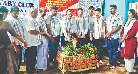  ಮೂಡುಪಡುಕೋಡಿ ಸ.ಹಿ.ಪ್ರಾ. ಶಾಲಾ ವಠಾರದಲ್ಲಿ ರಕ್ತದಾನ ಶಿಬಿರ ಉದ್ಘಾಟಿಸಲಾಯಿತು. ಕೃಷ್ಣ ಕುಮಾರ್ ಪೂಂಜ, ಪ್ರಶಾಂತ್ ಶೆಟ್ಟಿ ಮೂಡಾಯೂರು, ಜಯಾನಂದ ಪಿ., ಚಂದ್ರಶೇಖರ ಶೆಟ್ಟಿ ಪುಳಿಮಜಲು, ಯೂಸುಫ್ ವಿಟ್ಲ, ಹರೀಂದ್ರ ಟಿ.ಪೈ ಮತ್ತಿತರರಿದ್ದರು.  