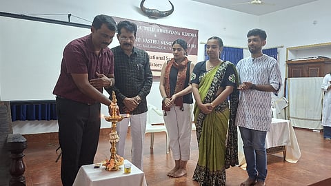  ಬಿ.ಸಿ.ರೋಡಿನ ರಾಣಿ ಅಬ್ಬಕ್ಕ ಅಧ್ಯಯನ ಕೇಂದ್ರದಲ್ಲಿ ಆಯೋಜನೆಗೊಂಡ ವಿಶೇಷ ವಸ್ತುಪ್ರದರ್ಶನವನ್ನು ಡಾ.ರಾವೇಂದ್ರ ಹೊಳ್ಳ ಉದ್ಘಾಟಿಸಿದರು. ರುತ್ವಿಕಾ ಮಿಶ್ರಾ, ಡಾ.ತುಕಾರಾಂ ಪೂಜಾರಿ, ಮಧುಶ್ರೀ ಇತರರಿದ್ದರು.