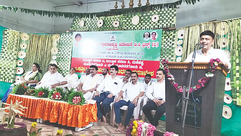  ಶ್ರೀ ಕ್ಷೇತ್ರ ಧರ್ಮಸ್ಥಳ ಗ್ರಾಮಾಭಿವೃದ್ಧಿ ಯೋಜನೆ ಬಿ.ಸಿ. ಟ್ರಸ್ಟ್  ಒಕ್ಕೂಟಗಳ ಪದಗ್ರಹಣ ಹಾಗೂ ಸಾಧನಾ ಸಮಾವೇಶದಲ್ಲಿ ಶಾಸಕ ರಾಜೇಶ್ ನಾಕ್ ಉಳಿಪ್ಪಾಡಿಗುತ್ತು ಮಾತನಾಡಿದರು. ಮಾಜಿ ಸಚಿವ ರಮಾನಾಥ ರೈ, ಆನಂದ ಸುವರ್ಣ, ಸದಾನಂದ ಗೌಡ ನಾವೂರು ಮತ್ತಿತರರಿದ್ದರು.