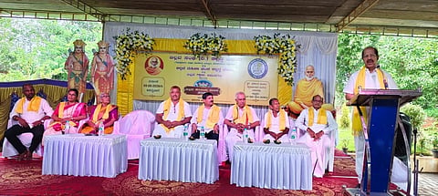  ವೀರಕಂಭ ಗ್ರಾಮದಲ್ಲಿ ಬಿಲ್ಲವ ಕುಟುಂಬ ಮಿಲನ ಕಾರ್ಯಕ್ರಮದಲ್ಲಿ ವಾಜಿ ಶಾಸಕ ರುಕ್ಮಯ ಪೂಜಾರಿ ಏಳ್ತಿವಾರು ವಾತನಾಡಿದರು. ಸುರೇಂದ್ರ ಅಮೀನ್ ಮರಕಡಬೈಲು, ಮನಮೋಹನ ಅಮ್ಟೂರು, ಗುರುವಪ್ಪ ಪೂಜಾರಿ ಪಾದೆ, ಕರುಣಾಕರ ಪೂಜಾರಿ ಬಲ್ಕಟ, ನಳಿನಿ ಮೋನಪ್ಪ ಪೂಜಾರಿ ತೆಕ್ಕಿಪಾಪು ಮತ್ತಿತರರು ಇದ್ದರು.  