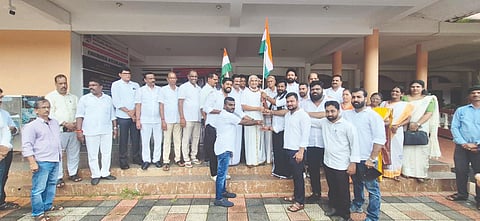  ಬಂಟ್ವಾಳದ ತಿರಂಗ ವಾಹನ ಜಾಥಾಕ್ಕೆ ಆರೆಸ್ಸೆಸ್ ಪ್ರಮುಖ್ ಡಾ.ಕಲ್ಲಡ್ಕ ಪ್ರಭಾಕರ ಭಟ್ ಚಾಲನೆ ನೀಡಿದರು. ಎ.ರುಕ್ಮಯ ಪೂಜಾರಿ, ಕೆ.ಪದ್ಮನಾಭ ಕೊಟ್ಟಾರಿ, ಆರ್.ಚೆನ್ನಪ್ಪ ಕೋಟ್ಯಾನ್, ರಾಕೇಶ್ ರೈ ಕಡೆಂಜಿ ಮೊದಲಾದವರು ಉಪಸ್ಥಿತರಿದ್ದರು.