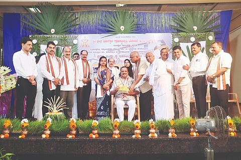  ತುಂಬೆ ವಲಯದ ಪ್ರಗತಿ ಬಂಧು ಸ್ವ-ಸಹಾಯ ಸಂಘಗಳ ಒಕ್ಕೂಟದ ಪದಾಧಿಕಾರಿಗಳ ಪದಗ್ರಹಣ ಸಮಾವೇಶದಲ್ಲಿ ಸಚಿವ ಯು.ಟಿ.ಖಾದರ್ ಅವರನ್ನು ಅಭಿನಂದಿಸಲಾಯಿತು. ಪ್ರಮುಖರಾದ ವಜ್ರನಾಭ ಶೆಟ್ಟಿ, ದಿನೇಶ್, ಕೃಷ್ಣ ಕುಮಾರ್ ಪೂಂಜ ಮತ್ತಿತರರಿದ್ದರು.