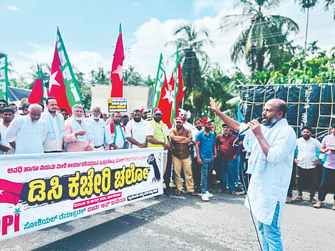  ಬ್ರಹ್ಮರಕೂಟ್ಲು ಟೋಲ್‌ಗೇಟ್ ತೆರವುಗೊಳಿಸುವಂತೆ ಆಗ್ರಹಿಸಿ ಸೋಷಿಯಲ್ ಡೆಮಾಕ್ರಟಿಕ್ ಪಾರ್ಟಿ ಆಫ್ ಇಂಡಿಯಾ ನಡೆಸಿದ  ಡಿಸಿ ಕಚೇರಿ ಚಲೋ ಪಾದಯಾತ್ರೆಯಲ್ಲಿ ಅನ್ವರ್ ಸಾದತ್ ಮಾತನಾಡಿದರು.