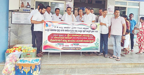  ಬಂಟ್ವಾಳ ಸಾರ್ವಜನಿಕ ಆಸ್ಪತ್ರೆಯಲ್ಲಿ ರೋಗಿಗಳಿಗೆ ಹಣ್ಣು ವಿತರಣೆ ಕಾರ್ಯಕ್ರಮಕ್ಕೆ ಮಾಜಿ ಸಚಿವ ಬಿ.ರಮಾನಾಥ ರೈ ಚಾಲನೆ ನೀಡಿದರು. ಪ್ರಮುಖರಾದ ಬಾಲಕೃಷ್ಣ ಅಂಚನ್, ಚಂದ್ರಶೇಖರ್ ಭಂಡಾರಿ, ಲಾದ್ರು ಮಿನೆಜಸ್ ಮೊದಲಾದವರಿದ್ದರು.