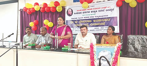  ಮಾಜಿ ಮುಖ್ಯಮಂತ್ರಿ ಡಿ.ದೇವರಾಜ ಅರಸು ಜನ್ಮದಿನಾಚರಣೆ ಕಾರ್ಯಕ್ರಮದಲ್ಲಿ ಪಂಚ ಗ್ಯಾರಂಟಿ ಅನುಷ್ಠಾನ ಸಮಿತಿ ಅಧ್ಯಕ್ಷೆ ಜಯಂತಿ ವಿ.ಪೂಜಾರಿ ಮಾತನಾಡಿದರು. ಬಂಟ್ವಾಳ ತಹಸೀಲ್ದಾರ್ ಮಂಜುನಾಥ್, ಉಪನ್ಯಾಸಕಿ ಡಾ.ಪುಟ್ಟ ಲಕ್ಷ್ಮಮ್ಮ ಮೊದಲಾದವರಿದ್ದರು.  