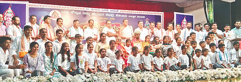 ಯಕ್ಷ ಸಂಭ್ರಮ ಕಾರ್ಯಕ್ರಮದಲ್ಲಿ ಯಕ್ಷಗುರು ಪ್ರೇಮ್‌ರಾಜ್ ಕೊಯಿಲ ಅವರಿಗೆ ಪ್ರಶಸ್ತಿ ಪ್ರದಾನ ಮಾಡಲಾಯಿತು. ಶ್ರೀಹರಿನಾರಾಯಣದಾಸ ಆಸ್ರಣ್ಣ, ಬಿ.ರವಾನಾಥ ರೈ, ಚಂದ್ರಶೇಖರ ಗೌಡ ಮತ್ತಾವು ಮತ್ತಿತರರು ಇದ್ದರು.
