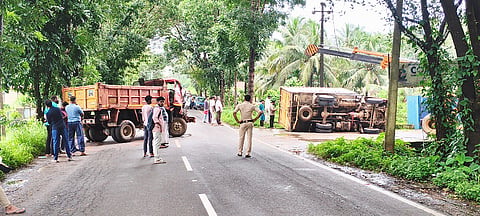  ಅಪಘಾತದಲ್ಲಿ ಪಲ್ಟಿಯಾಗಿರುವ ಗೂಡ್ಸ್ ಟೆಂಪೋ.