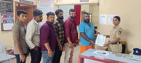  ನೇತ್ರಾವತಿ ನದಿ ತೀರದಲ್ಲಿ ಗೋಮಾಂಸ ತ್ಯಾಜ್ಯ ಎಸೆದವರ ವಿರುದ್ಧ ಕ್ರಮಕ್ಕೆ ಆಗ್ರಹಿಸಿ ವಿಹಿಂಪ ಹಾಗೂ ಬಜರಂಗ ದಳದಿಂದ ಪೊಲೀಸರಿಗೆ ದೂರು ನೀಡಲಾಯಿತು. ಸಂತೋಷ್ ಸರಪಾಡಿ, ದೀಪಕ್, ತಿಲಕ್ ಕಿಣಿ ಇತರರು ಇದ್ದರು.