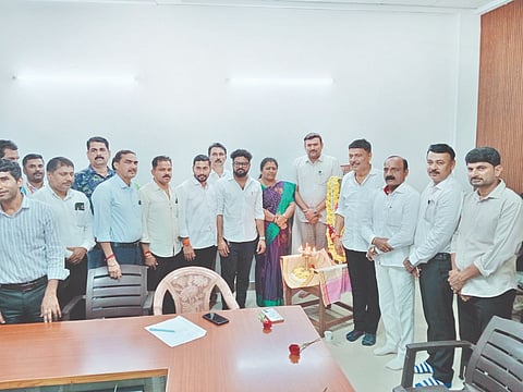  ಬಂಟ್ವಾಳ ತಾಲೂಕುಮಟ್ಟದ ಬ್ರಹ್ಮಶ್ರೀ ನಾರಾಯಣಗುರು ಜಯಂತಿ ಆಚರಣೆಯಲ್ಲಿ ಶಾಸಕ ರಾಜೇಶ್ ನಾಕ್, ಬೂಡ ಅಧ್ಯಕ್ಷ ಬೇಬಿ ಕುಂದರ್, ಬಂಟ್ವಾಳ ತಹಸೀಲ್ದಾರ್ ಮಂಜುನಾಥ್ ಇತರರು ಉಪಸ್ಥಿತರಿದ್ದರು. 