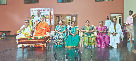  ಫರಂಗಿಪೇಟೆ ಹಿಂದೂ ಧಾರ್ಮಿಕ ಸೇವಾ ಸಮಿತಿಯ ಶ್ರೀ ವರಮಹಾಲಕ್ಷ್ಮೀ ವ್ರತಾಚರಣೆ ಧಾರ್ಮಿಕ ಸಭೆಯಲ್ಲಿ ಡಾ.ಧರ್ಮಪಾಲನಾಥ ಸ್ವಾಮೀಜಿ ಆಶೀರ್ವಚನ ನೀಡಿದರು. ಡಾ.ಪ್ರತೀಕ್ಷಾ ರೈ ಜಿ., ಕೃಷ್ಣ ಕುಮಾರ್ ಪೂಂಜ ಮೊದಲಾದವರಿದ್ದರು.