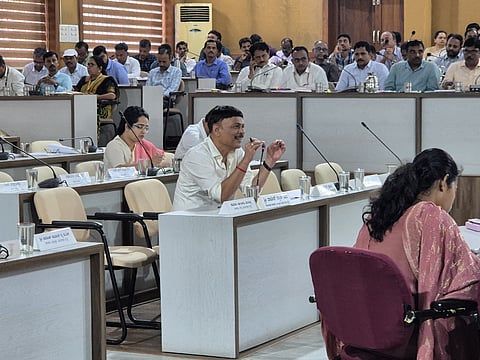 ಸಂಸದ ಕ್ಯಾ.ಬ್ರಿಜೇಶ್ ಚೌಟ ಅಧ್ಯಕ್ಷತೆಯ ದಿಶಾ ಸಮಿತಿ ಸಭೆಯಲ್ಲಿ ಸಂಚಾರ ದಟ್ಟಣೆ ಹಾಗೂ ಟ್ರಾಫಿಕ್ ಜಾಮ್ ಸಮಸ್ಯೆ ಕುರಿತಂತೆ ಶಾಸಕ ರಾಜೇಶ್ ನಾಕ್ ಪ್ರಸ್ತಾಪಿಸಿದರು.