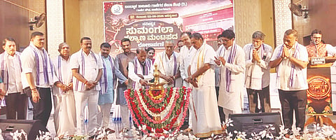 ಗಾಣಿಗರ ಸೇವಾ ಸಂಘದ ಪ್ರೋತ್ಸಾಹಧನ ವಿತರಣೆ ಕಾರ್ಯಕ್ರಮವನ್ನು ಅನಂತ್ ಮೈಸೂರು ಉದ್ಘಾಟಿಸಿದರು. ಬಿ.ರಮಾನಾಥ ರೈ, ಕ್ಯಾ.ಬ್ರಿಜೇಶ್ ಚೌಟ, ಕೃಷ್ಣಪ್ಪ ಗಾಣಿಗ, ಶ್ರೀನಿವಾಸ್ ಪಿ.ಸಪಲ್ಯ ಮೊದಲಾದವರಿದ್ದರು.  