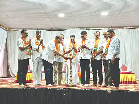  ಬಿಜೆಪಿ ಬಂಟ್ವಾಳ ಮಂಡಲದ ವಿಸ್ತೃತ ಕಾರ್ಯಕಾರಿಣಿ ಸಭೆಯನ್ನು ಮಾಜಿ ಶಾಸಕ ಎ.ರುಕ್ಮಯ ಪೂಜಾರಿ ಉದ್ಘಾಟಿಸಿದರು. ಶಾಸಕ ರಾಜೇಶ್ ನಾಕ್ ಉಳಿಪ್ಪಾಡಿಗುತ್ತು, ಬಿಜೆಪಿ ಬಂಟ್ವಾಳ ಮಂಡಲ ಅಧ್ಯಕ್ಷ ಆರ್.ಚೆನ್ನಪ್ಪ ಕೋಟ್ಯಾನ್ ಮತ್ತಿತರರಿದ್ದರು.   
