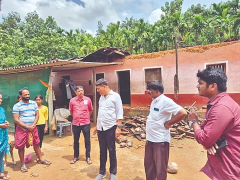 ಉಳಿಗ್ರಾಮದ ಬೋಳದಡ್ಕ ನಿವಾಸಿ ಪ್ರಸಾದ್ ಗೌಡ ಮನೆ ಕುಸಿದ ಸ್ಥಳಕ್ಕೆ ಬಂಟ್ವಾಳ ಶಾಸಕ ರಾಜೇಶ್ ನಾಕ್ ಉಳಿಪ್ಪಾಡಿಗುತ್ತು ಭೇಟಿ ನೀಡಿ ಪರಿಶೀಲನೆ ನಡೆಸಿದರು. ಪ್ರಮುಖರಾದ ಚಿದಾನಂದ ರೈ, ಸುರೇಶ ಮೈರ, ವಸಂತ ಉಳಿ, ರೋಹಿನಾಥ, ಗುರುಪ್ರಸಾದ್ ನಾಯಕ್ ಇದ್ದರು.   