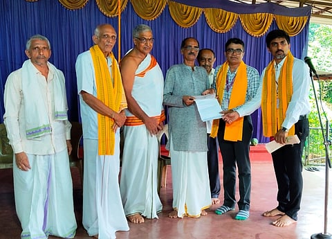  ಗೇರುಕಟ್ಟೆ ಶ್ರೀ ಉಮಾಶಿವ ಕ್ಷೇತ್ರದ ಪುಷ್ಕರಿಣಿ ಅಭಿವೃದ್ಧಿಗೆ ಕರ್ಣಾಟಕ ಬ್ಯಾಂಕ್‌ನಿಂದ 20 ಲಕ್ಷ ರೂ. ಮೊತ್ತದ ಚೆಕ್ ಹಸ್ತಾಂತರಿಸಲಾಯಿತು. ಮುಖ್ಯ ಪ್ರಬಂಧಕ ಲಕ್ಷ್ಮೀನಾರಾಯಣ, ರಾಕೋಡಿ ಈಶ್ವರ ಭಟ್ ಮೊದಲಾದವರಿದ್ದರು.  