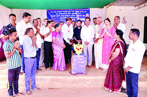 ನಿರಂತರ ಆರೋಗ್ಯ ತಪಾಸಣೆ ಅಗತ್ಯ :ಡಿ.ರಮೇಶ ನಾಯಕ್   ಉಚಿತ ಆರೋಗ್ಯ ಹಾಗೂ ಕಣ್ಣು ತಪಾಸಣಾ ಶಿಬಿರ Free Health and Eye Checkup Camp Health Camp Maninalkur Village  Kayarpalke Hegde's School ಆರೋಗ್ಯ ಶಿಬಿರ ಮಣಿನಾಲ್ಕೂರು ಗ್ರಾಮ   ಕಾಯರ್‌ಪಲ್ಕೆ ಹೆಗ್ಡೇಸ್ ಶಾಲೆ ಬಂಟ್ವಾಳ: ಗ್ರಾಮೀಣ ಪ್ರದೇಶಗಳಲ್ಲಿ ಉಚಿತ ಆರೋಗ್ಯ ಶಿಬಿರಗಳು ಅತ್ಯಂತ ಪರಿಣಾಮಕಾರಿ. ಇತ್ತೀಚಿನ ದಿನಗಳಲ್ಲಿ ಹೃದಯಾಘಾತ, ಹೃದಯಸ್ತಂಭನದಂತಹ ಗಂಭೀರ ಕಾಯಿಲೆಗಳು ಹೆಚ್ಚುತ್ತಿರುವ ಹಿನ್ನೆಲೆಯಲ್ಲಿ ನಿರಂತರ ಆರೋಗ್ಯ ತಪಾಸಣೆ ಮತ್ತು ತಜ್ಞ ವೈದ್ಯರ ಸಲಹೆ ಅವಶ್ಯಕ ಎಂದು ಶ್ರೀ ಪೂರ್ಣಾನಂದ ಸೇವಾ ಪ್ರತಿಷ್ಠಾನ ಸಂಚಾಲಕ ಡಿ.ರಮೇಶ ನಾಯಕ್ ಹೇಳಿದರು.  ಮಣಿನಾಲ್ಕೂರು ಗ್ರಾಮದ ಕಾಯರ್‌ಪಲ್ಕೆ ಹೆಗ್ಡೇಸ್ ಖಾಸಗಿ ಆಂಗ್ಲ ಮಾಧ್ಯಮ ಹಿರಿಯ ಪ್ರಾಥಮಿಕ ಶಾಲೆ ವಠಾರದಲ್ಲಿ ಶ್ರೀ ಪೂರ್ಣಾನಂದ ಸೇವಾ ಪ್ರತಿಷ್ಠಾನ, ದಕ್ಷಿಣ ಕನ್ನಡ ಜಿಲ್ಲಾ ಕುಡಾಳ್ ದೇಶಸ್ಥ ಆದ್ಯ ಗೌಡ್ ಬ್ರಾಹ್ಮಣ ಸಂಘ, ಹೆಗ್ಡೇಸ್ ಖಾಸಗಿ ಆಂಗ್ಲ ಮಾಧ್ಯಮ ಹಿರಿಯ ಪ್ರಾಥಮಿಕ ಶಾಲೆ, ಕೆಎಂಸಿ ಆಸ್ಪತ್ರೆ ಅತ್ತಾವರ ಆಶ್ರಯದಲ್ಲಿ ಭಾನುವಾರ ಉಚಿತ ಆರೋಗ್ಯ ಹಾಗೂ ಕಣ್ಣು ತಪಾಸಣಾ ಶಿಬಿರದಲ್ಲಿ ಮಾತನಾಡಿದರು.  ಡಾ.ವಿಜಯಲಕ್ಷ್ಮೀ ನಾಯಕ್ ಮಾತನಾಡಿ, ಊರು ಆರೋಗ್ಯಪೂರ್ಣವಾಗಿರಬೇಕಾದರೆ ಸಾಮಾಜಿಕ ಕಾಳಜಿ ಅತ್ಯಂತ ಮುಖ್ಯ. ಶಾಲಾ ಆವರಣದಲ್ಲಿ ಇಂತಹ ಜವಾಬ್ದಾರಿಯುತ ಆರೋಗ್ಯ ಶಿಬಿರ ಆಯೋಜಿಸಿರುವುದು ಗ್ರಾಮಸ್ಥರಿಗೆ ಉಪಯುಕ್ತವಾಗಿದೆ ಎಂದರು.  ಶಾಲೆ ಆಡಳಿತ ಮಂಡಳಿ ಪ್ರಮುಖರಾದ ಪ್ರಕಾಶ್ ಹೆಗ್ಗಡೆ, ಕೂಡಿಬೈಲು ಮಹಮ್ಮಾಯಿ ದೇವಸ್ಥಾನ ಆಡಳಿತ ಮೊಕ್ತೇಸರ ಶ್ರೀನಿವಾಸ್ ಶೆಣೈ, ಮಣಿನಾಲ್ಕೂರು ಗ್ರಾಪಂ ಅಧ್ಯಕ್ಷೆ ವಿಮಲಾ, ಶ್ರೀ ಪೂರ್ಣಾನಂದ ಸೇವಾ ಪ್ರತಿಷ್ಠಾನ ಅಧ್ಯಕ್ಷ ಮುರಳೀಧರ ಪ್ರಭು ವಗ್ಗ, ಕಾರ್ಯದರ್ಶಿಗಳಾದ ರವೀಂದ್ರ ನಾಯಕ್ ಕುಂಟಲ್ಪಾಡಿ, ದ.ಕ. ಜಿಲ್ಲಾ ಕುಡಾಳ್ ದೇಶಸ್ಥ ಆದ್ಯ ಗೌಡ್ ಬ್ರಾಹ್ಮಣ ಸಂಘದ ಅಧ್ಯಕ್ಷ ದಯಾನಂದ ನಾಯಕ್, ಕಾರ್ಯದರ್ಶಿಗಳಾದ ಸುಧಾಕರ್ ಪ್ರಭು ಪೆರ್ಮರೋಡಿ, ವಸಂತ ನಾಯಕ್ ಕೂಡಿಬೈಲು, ಸುಭಾಷ್ ನಾಯಕ್ ಸರಪಾಡಿ, ಪಾಣೆಮಂಗಳೂರು ವ್ಯವಸಾಯ ಸೇವಾ ಸಹಕಾರಿ ಸಂಘದ ನಿರ್ದೇಶಕ ಜ್ಞಾನೇಶ್ ಪ್ರಭು, ಗಣೇಶ್ ಪ್ರಭು ಪಂಜಿಕಲ್ಲು, ಗಣೇಶ್ ಪ್ರಭು ಓಮ, ಹಂಡೀರು ಶ್ರೀಧರ್ ಪ್ರಭು ಉಪಸ್ಥಿತರಿದ್ದರು.  ಧರ್ಮಸ್ಥಳ ಗ್ರಾಮೀಣಾಭಿವೃದ್ಧಿ ಯೋಜನೆಯ ಭಾಸ್ಕರ್ ಕಾರ್ಯಕ್ರಮ ನಿರೂಪಿಸಿದರು. ಸುಧೀರ್ ನಾಯಕ್ ಬೆಂಗಳೂರು ಮತ್ತು ಕೆ.ಎಂ.ಸಿ.ಯ ಡಾ.ವೈಭವ್ ಶಿಬಿರದ ಮಹತ್ವ ವಿವರಿಸಿದರು. ಸುಚಿತ್ರ ನಾಯಕ್ ಮಣಿನಾಲ್ಕೂರು ವಂದಿಸಿದರು. ಸ್ಥಳೀಯರಾದ ಭಾಸ್ಕರ್ ಪ್ರಭು ಮತ್ತು ವಾಸುದೇವ ಪ್ರಭು ಕೊರ್ದೊಟ್ಟು ನೇತೃತ್ವದಲ್ಲಿ ಮುರಳೀಧರ ಪ್ರಭು ವಗ್ಗ ಹಾಗೂ ಕೆಎಂಸಿಯ ಕಾರ್ತಿಕ್ ನಾಯಕ್ ಮಾರ್ಗದರ್ಶನದಲ್ಲಿ ಆರೋಗ್ಯ ಶಿಬಿರ ನಡೆಯಿತು.    ಬಿಟಿಡಬ್ಲ್ಯು_ಡಿ29_8 ಕಾಯರ್ ಪಲ್ಕೆ ಹೆಗ್ಡೇಸ್ ಖಾಸಗಿ ಆಂಗ್ಲ ಮಾಧ್ಯಮ ಹಿರಿಯ ಪ್ರಾಥಮಿಕ ಶಾಲೆ ವಠಾರದಲ್ಲಿ ಆರೋಗ್ಯ ಹಾಗೂ ಕಣ್ಣು ತಪಾಸಣಾ ಶಿಬಿರ ಭಾನುವಾರ ನಡೆಯಿತು.