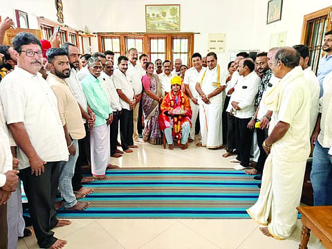 ಮಾಜಿ ಸಚಿವ ಬಿ.ರಮಾನಾಥ ರೈ ಅವರ ಮನೆಗೆ ಭೇಟಿ ನೀಡಿದ ಕಬಡ್ಡಿ ಆಟಗಾರ್ತಿ ಧನಲಕ್ಷ್ಮೀ ಪೂಜಾರಿ ಅವರನ್ನು ಮಾಜಿ ಸಚಿವ ಬಿ.ರಮಾನಾಥ ರೈ ಅಭಿನಂದಿಸಿದರು.