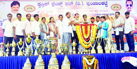 ಪುಂಜಾಲಕಟ್ಟೆ ಸ್ವಸ್ತಿಕ್ ಫ್ರೆಂಡ್ಸ್ ಕ್ಲಬ್ ವತಿಯಿಂದ ಶನಿವಾರ ಆರಂಭಗೊಂಡ ಅಂತಾರಾಜ್ಯಮಟ್ಟದ ಕಬಡ್ಡಿ ಪಂದ್ಯಾಟಕ್ಕೆ ಚಾಲನೆ ನೀಡಲಾಯಿತು. 