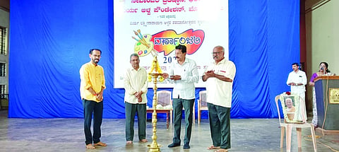 ಸೇವಾಂಜಲಿ ಸಭಾಗೃಹದಲ್ಲಿ ನಡೆದ 3ನೇ ವರ್ಷದ ಚಿತ್ರಕಲಾ ಸ್ಪರ್ಧೆ ವಣಾರ್ಂಜಲಿಯನ್ನು ರಾಣಿ ಅಬ್ಬಕ್ಕ ತುಳು ಅಧ್ಯಯನ ಕೇಂದ್ರ ಅಧ್ಯಕ್ಷ ಡಾ.ತುಕರಾಂ ಪೂಜಾರಿ ಉದ್ಘಾಟಿಸಿದರು.  
