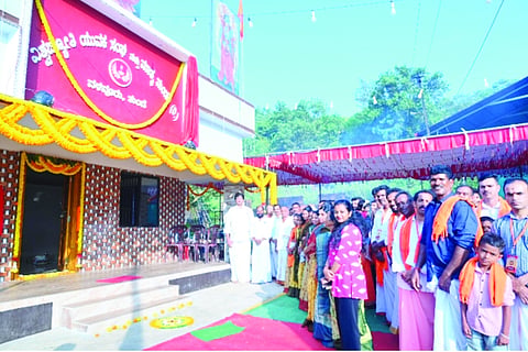 ತುಂಬೆ ವಳವೂರಿನ ವಿಶ್ವಜ್ಯೋತಿ ಯುವಕ ಸಂಘ ಮತ್ತು ಮಾತೃ ಮಂಡಳಿ ಕಟ್ಟಡವನ್ನು ಗುರುಪ್ರಸಾದ್ ಭಂಡಾರಿ ವಳವೂರುಗುತ್ತು ಉದ್ಘಾಟಿಸಿದರು.